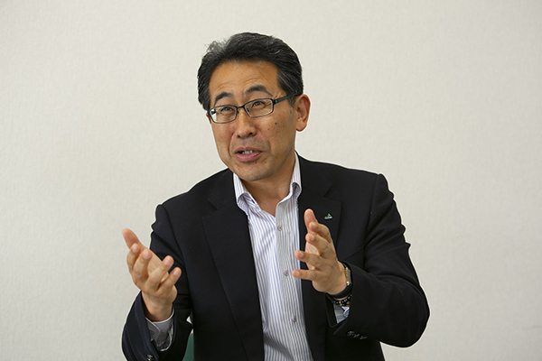病害への強さと高い収量性をポイントに小麦の品種を探したと話す岩田氏
