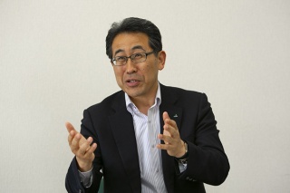 病害への強さと高い収量性をポイントに小麦の品種を探したと話す岩田氏