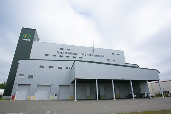 2012年に竣工した恵庭市内に位置する「広域小麦乾燥調製貯蔵施設」。その巨大さに圧倒される