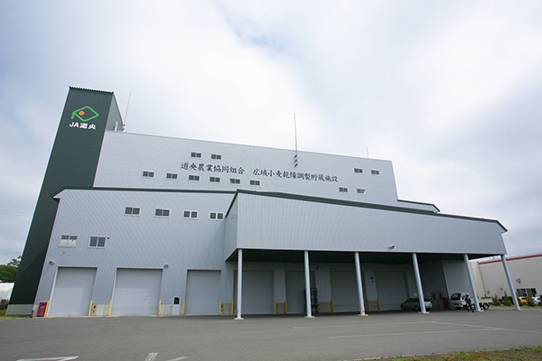 2012年に竣工した恵庭市内に位置する「広域小麦乾燥調製貯蔵施設」。その巨大さに圧倒される