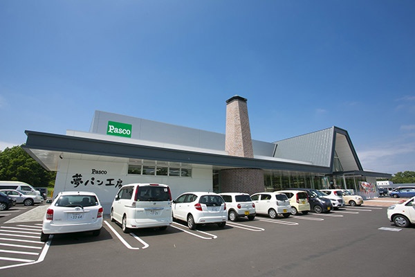 「ゆめちからテラス」外観。道立野幌総合運動公園近く、旧来のっぽろ野菜直売所があった場所に隣接する4,977㎡の敷地に、延べ床面積2,500㎡の建物が広がる