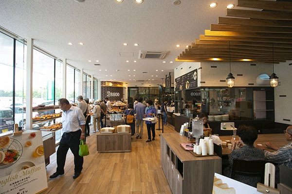 多くの来店客で賑わう「Pasco夢パン工房野幌店」。奥には売場や道内スーパーなどに提供するパンを作る「Pasco札幌セントラルキッチン」がある