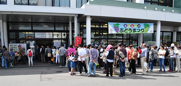 毎年4000人が訪れるという「ぶどうまつり」。中野市のぶどうの認知度向上に貢献