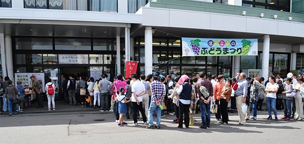 毎年4000人が訪れるという「ぶどうまつり」。中野市のぶどうの認知度向上に貢献