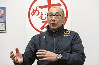 小麦の収穫時期における生産者の悩みを振り返る高野氏