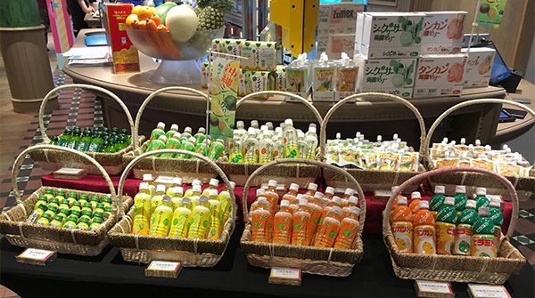 船内に用意されたシークヮーサージュースなどの加工品販売コーナー