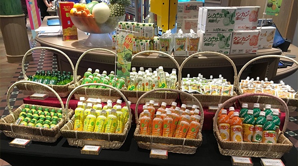 船内に用意されたシークヮーサージュースなどの加工品販売コーナー