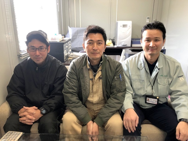 株式会社森ライスにて。左から藤塚純氏、森淳一社長、JAぎふの竹中健氏