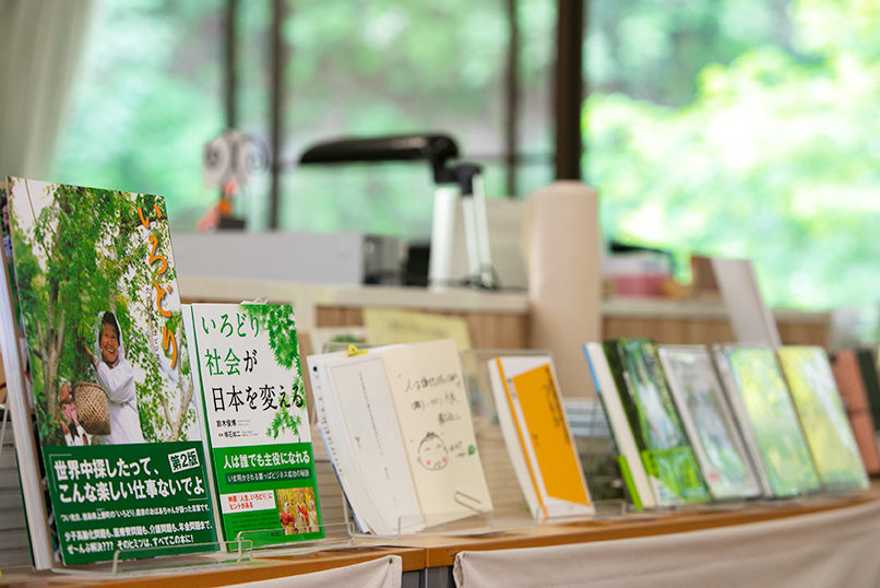 上勝町の葉っぱビジネスは多くの書籍でも取り上げられ、世界中から注目を浴びている
