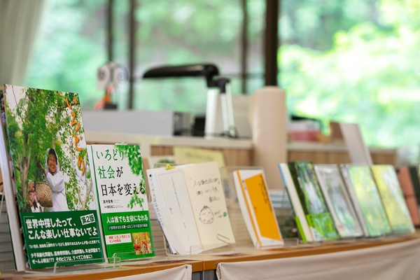上勝町の葉っぱビジネスは多くの書籍でも取り上げられ、世界中から注目を浴びている