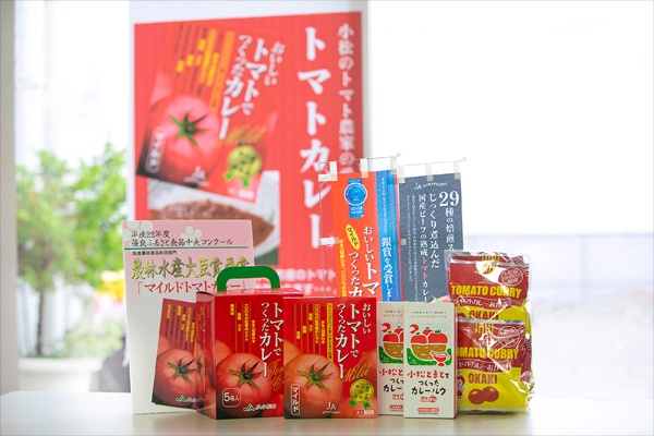 トマトカレーをはじめ、小松産のトマトを使った商品が人気だ