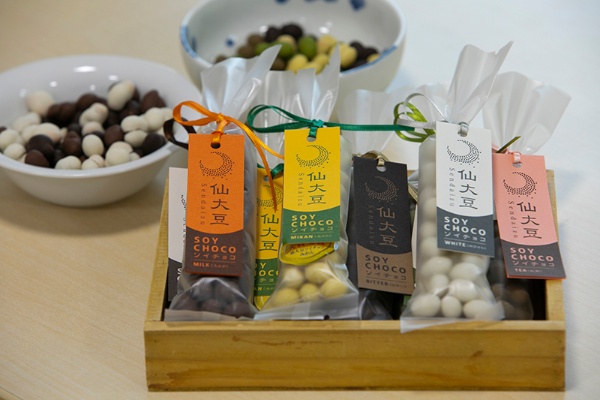 風味豊かな宮城県産大豆をチョココーティングした「ソイチョコ」は激戦の仙台土産の中で人気商品の一つだ