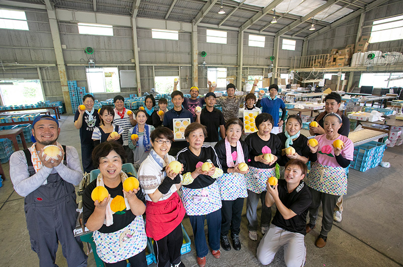 生産者と選果場のスタッフ。選果担当の的確な選別により、高品質を保った出荷を可能にしている