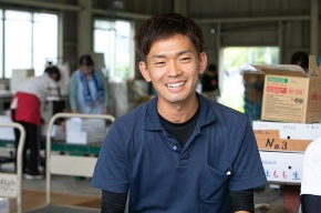 左:非農家出身、就農2年目の岡田氏、右:今年就農した石川氏。2人ともまだ20代の若手だ