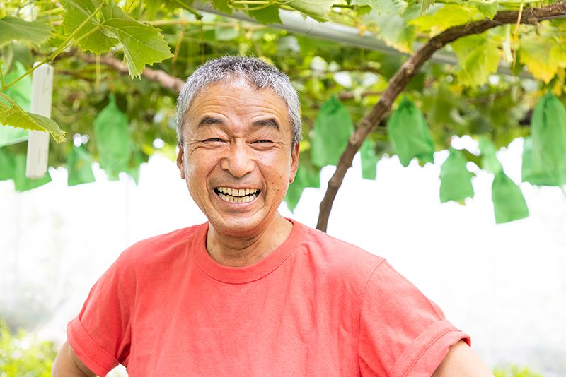 ブドウを栽培して35年という熟練農業者の手島宏之 氏