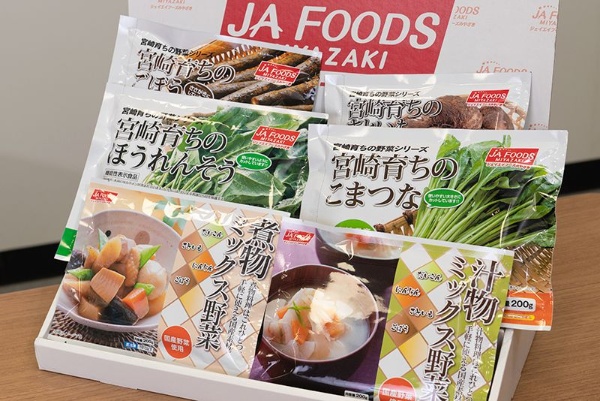 ジェイエイフーズみやざきの主力商品「宮崎育ちシリーズ」と「ミックス野菜シリーズ」。県産、国産を打ち出し、農業生産の振興に一役かっている