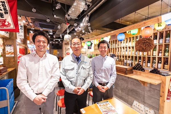 写真左から株式会社ワールド・ワン 取締役 松波知宏 氏、JAみのり 営農部 販売課 課長 荻野俊輔 氏、株式会社ワールド・ワン 取締役 郷土連携推進本部長 博士(農学) 眞鍋邦大 氏。「ひょうご五国ワールド」で取材が行われた