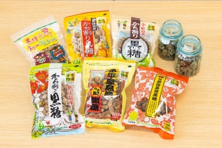 JAおきなわの黒糖商品（サンプル品含む）と、商品に付けられた純度100%を示す「沖縄黒糖」マーク