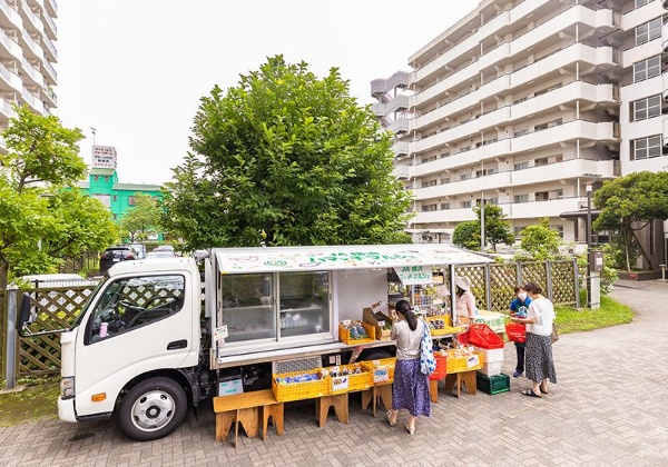 団地を含む地域住民への買い物支援は三密(密集、密接、密閉)にもならず大好評。横浜産の新鮮な野菜の認知拡大や販売増にも一役買っている
