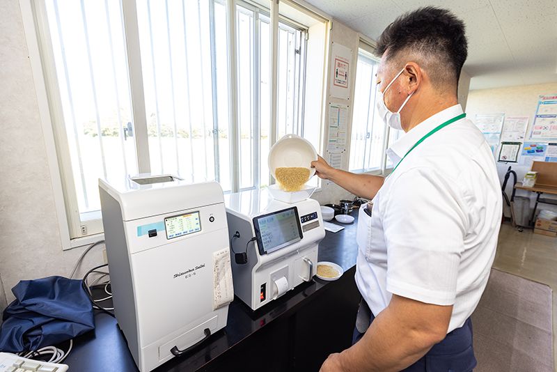 試験場ではタンパク質の含有率や整粒歩合などの数値を細かく測定。短時間で結果が表示される