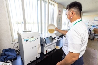試験場ではタンパク質の含有率や整粒歩合などの数値を細かく測定。短時間で結果が表示される