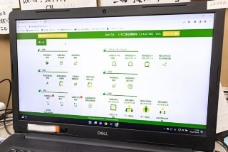 「あい作®」実際の画面。メッセージの送信履歴や栽培記録などのデータを蓄積、一覧化