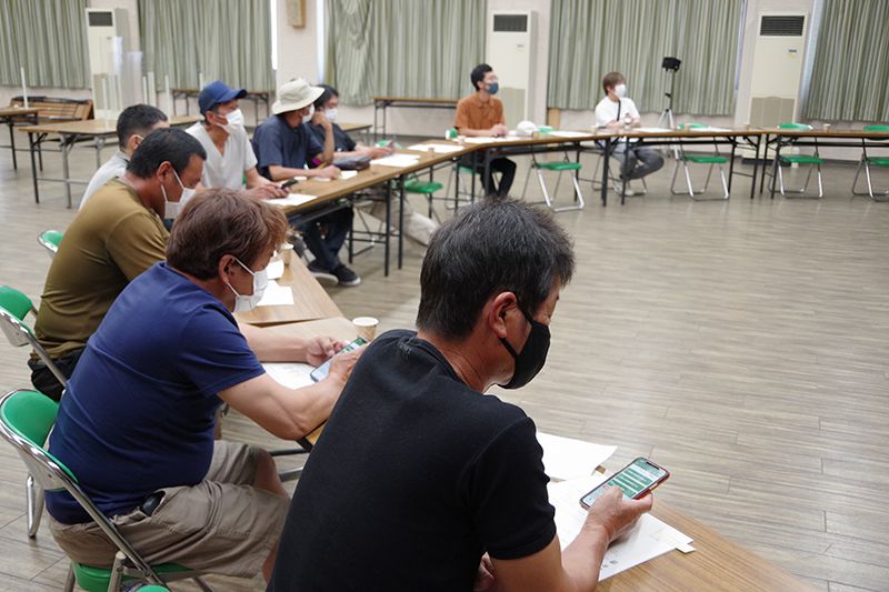 実際の講習会の様子。スマートフォンを片手に、生産者が「あい作&reg;」の使用方法を学ぶ