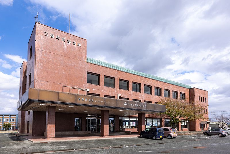 取材はJAみづまの会議室で実施。地域の歴史を長年見つめてきたこの拠点から、新たな挑戦が始まっている（左）。「アプリを起点に試行錯誤を重ね、最終目標としての産地全体の底上げに向けて一歩ずつ進めたい」と語る永渕氏（右）