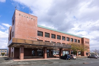 取材はJAみづまの会議室で実施。地域の歴史を長年見つめてきたこの拠点から、新たな挑戦が始まっている(左)。「アプリを起点に試行錯誤を重ね、最終目標としての産地全体の底上げに向けて一歩ずつ進めたい」と語る永渕氏(右)
