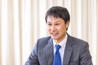 取材はJAみづまの会議室で実施。地域の歴史を長年見つめてきたこの拠点から、新たな挑戦が始まっている(左)。「アプリを起点に試行錯誤を重ね、最終目標としての産地全体の底上げに向けて一歩ずつ進めたい」と語る永渕氏(右)
