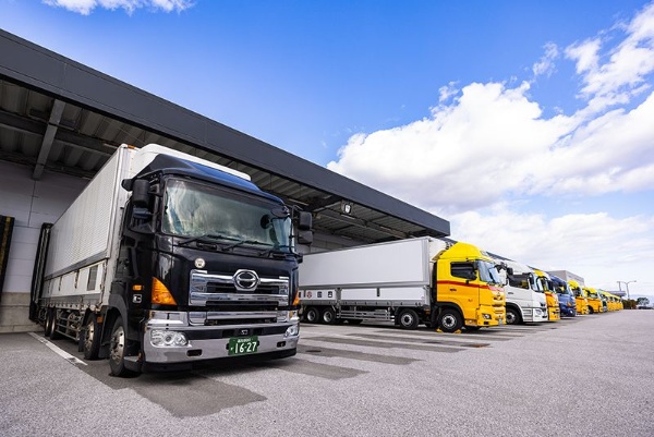 毎日何台もの大型トラックが集出荷のため出入りするトラックターミナル