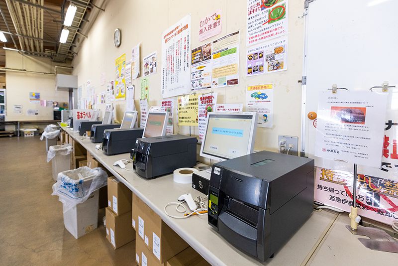 バックヤードには生産者に向けた様々な案内が掲示される。商品補充などもここで行う