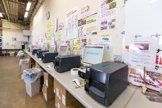 バックヤードには生産者に向けた様々な案内が掲示される。商品補充などもここで行う