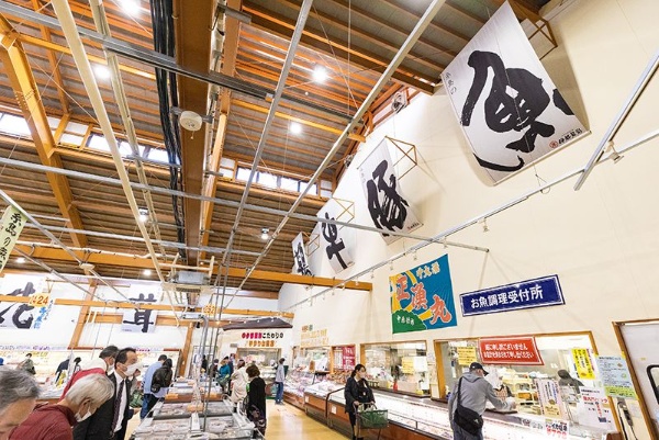魚介類、肉類などが並ぶ一角。その場で購入物の調理を受け付けるサービスも実施