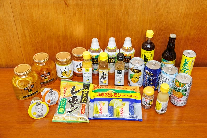 瀬戸田産のレモンを原料につくられた加工品の数々。手前に一番人気の「ふるさとレモン」がある。2列目に「塩レモン」、最後列に「旨塩ぽん酢」がある