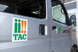 アグリ日奈久の社屋(左)。「TAC」ロゴマークを付けたJAやつしろの車(右)