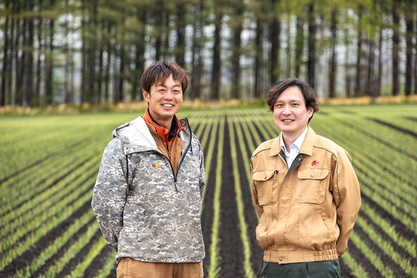 JAきたみらいの須河氏(右)と「ECOみらい」のタマネギやジャガイモを生産する高城耕一氏。「『カーボンオフセット』への取り組みを始めてから注目度が高まりました」と高城氏は喜ぶ