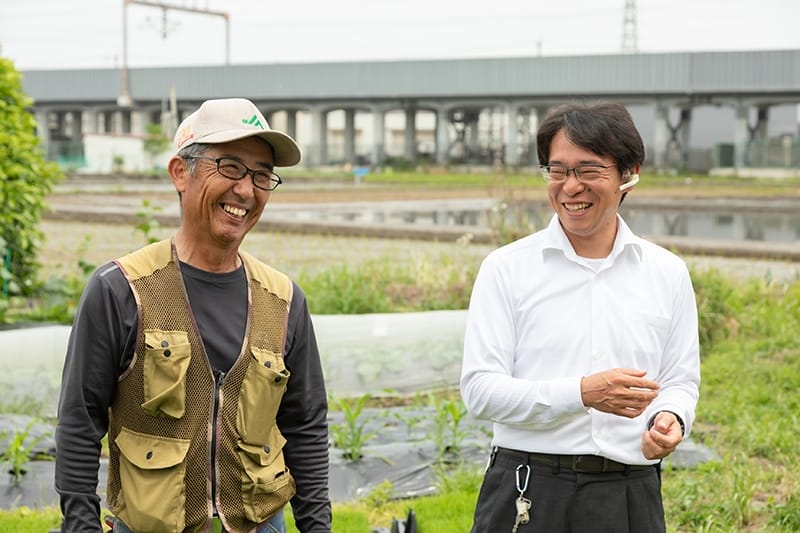 「WE米<sup>&reg;</sup>」生産者の1人、渡邊勝彦氏と談笑する村上氏