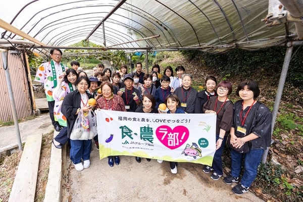 この日は、「新高」「大天」の2品種を試食した後、梨狩りに生産者との交流にも時間を割く