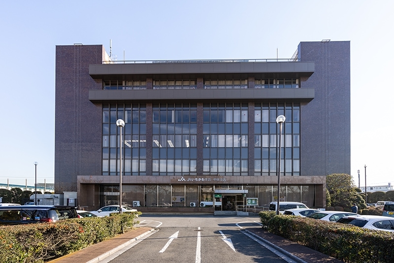 JAいちかわ本店の外観。管内は市川市や船橋市、浦安市、柏市北部など広域にわたる。都心から30㎞圏内と近く、首都圏に農産物を供給する重要な役割を果たす
