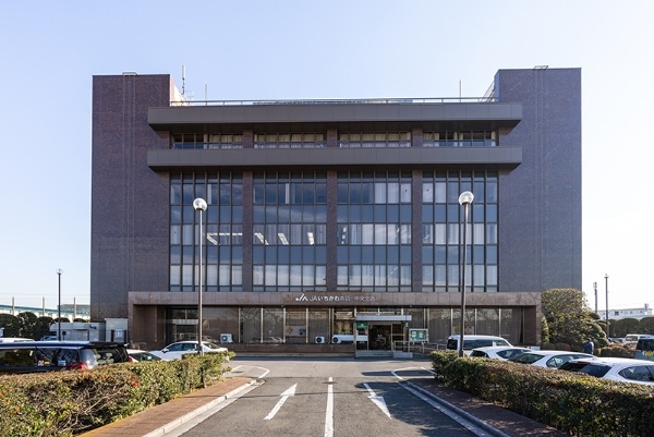 JAいちかわ本店の外観。管内は市川市や船橋市、浦安市、柏市北部など広域にわたる。都心から30㎞圏内と近く、首都圏に農産物を供給する重要な役割を果たす