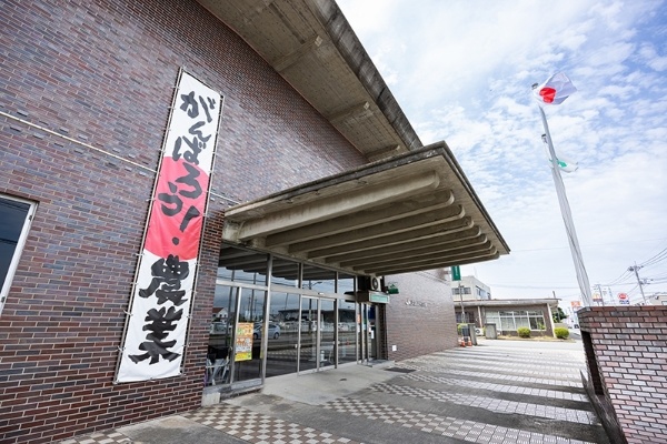 「がんばろう! 農業」の文字が躍るJA筑前あさくらの本所。農業復興の一大プロジェクト、JAの果たす役割は大きい