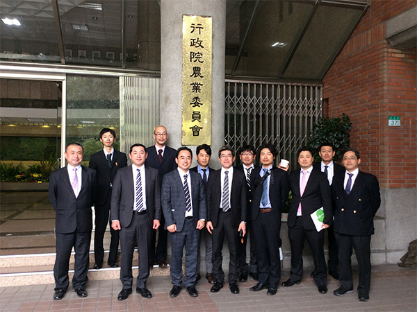 秋田県大潟村の農協青年部とともに台湾を視察。行政院（最高行政機関で、内閣と各省庁をあわせたもの）も表敬訪問した。（写真提供＝加藤氏）