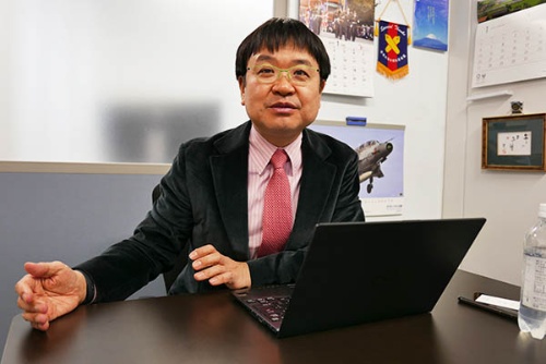 WAGRIについて語る神成淳司慶應義塾大学環境情報学部教授。WAGRI協議会会長であり,内閣官房 副政府CIO/情報通信技術(IT)総合戦略室長代理も務める。(写真:高山和良)