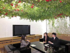 パソナグループ本部が入るオフィスビル。東京駅八重洲口からほど近いところにある緑のランドマークだ。応接室では大玉トマトを育てている