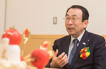 オムライス街道プロジェクトの発案者でもある戸梶眞幸村長。日高村出身の64歳。日高村役場で34年働いたのちに、2008年の選挙で当選し、村長に就任。以来2012年、2016年と3選。(写真:日高村役場)