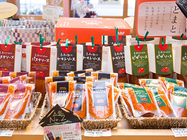 「村の駅ひだか」で売られているトマトの加工品。こうした6次加工品の販売拡大もプロジェクトの目的の一つだ(写真:佐藤久)