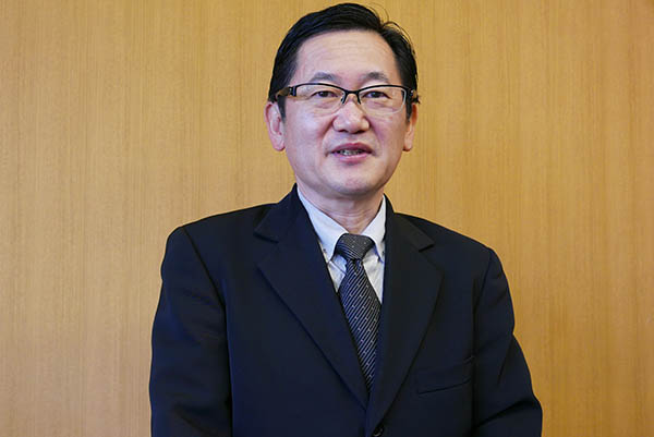 国立研究開発法人 農業・食品産業技術総合研究機構  果樹茶業研究部門 カンキツ研究領域 ゲノムユニットで今回の研究を主導する清水徳朗上級研究員。（写真：高山和良）
