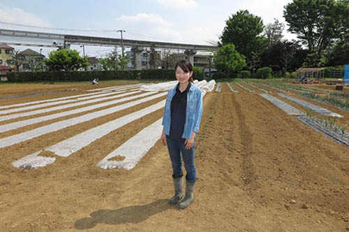 川名桂(かわな・けい)さん<br />1991年生まれ。生まれてすぐに米ニューヨークに引っ越し、7歳からはオランダのアムステルダム郊外で育つ。小学校高学年で帰国、埼玉県所沢市で暮らした後、15歳から父親の故郷である東京都日野市に住む。2014年に東京大学農学部を卒業した後、農業法人などに勤務。その後、一般社団法人・東京都農業会議のサポートを得て、自ら農地を借りて営農する道を試行錯誤する。2019年3月、日野市在住の農家と30年にわたる農地の貸借契約を結び、生産緑地を借りて農業を営む全国初の新規就農者となった。