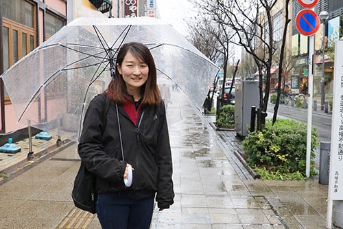 川名さんの畑の最寄り駅近くで話を聞いた(写真:都築雅人)